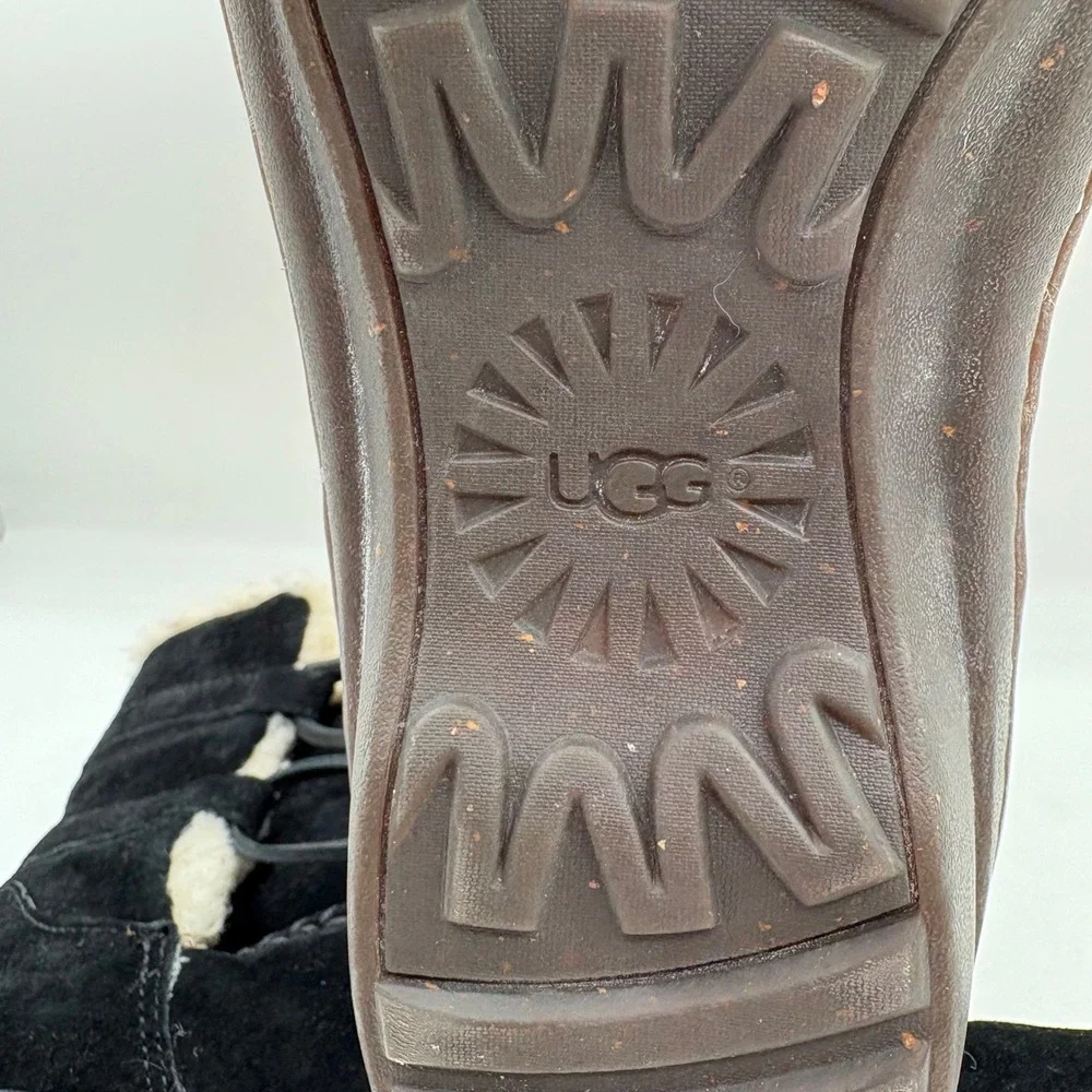 UGG Caspia Black Suede Shearling Lined Lace Up Ankle‎ Boots Women's Size 9